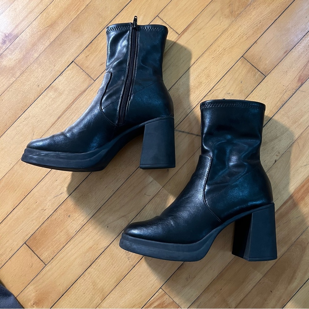 Steve Madden-Kiaa Platform Bootie Size 8